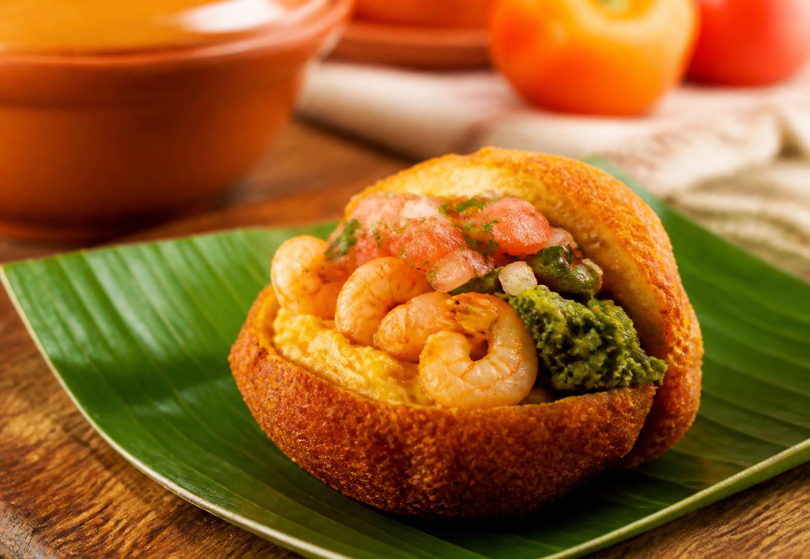 Acarajé baiano recheado com vatapá, caruru, salada e camarão